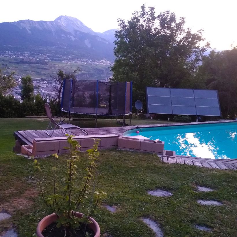 trampoline et piscine