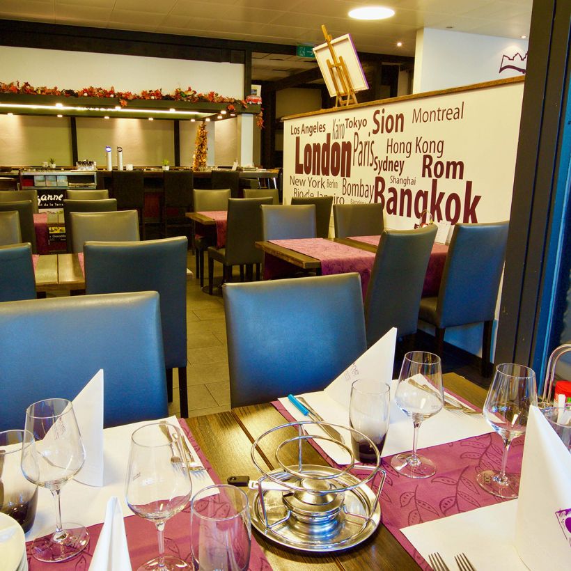 tables et chaises restaurant hôtel du Rhône