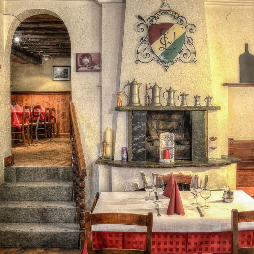 salle du restaurant avec cheminée du moyen-âge