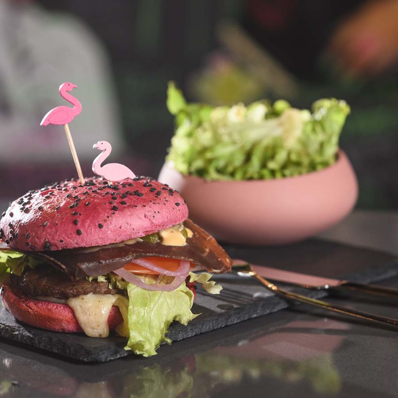 Hamburger fait maison et salade au restaurant de l'hôtel Moxy de Sion