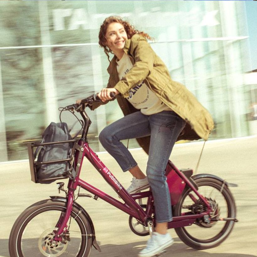 Jeune dame sur un vélo électrique Publibike à Sion