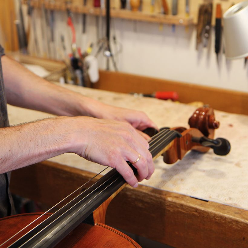 le luthier accorde le violon